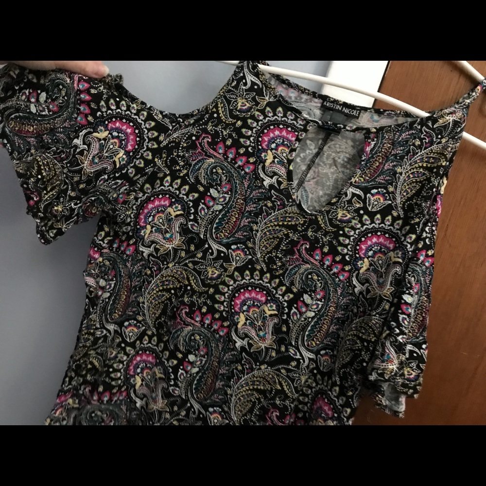 Open shoulder casual top, short sleeve size Large